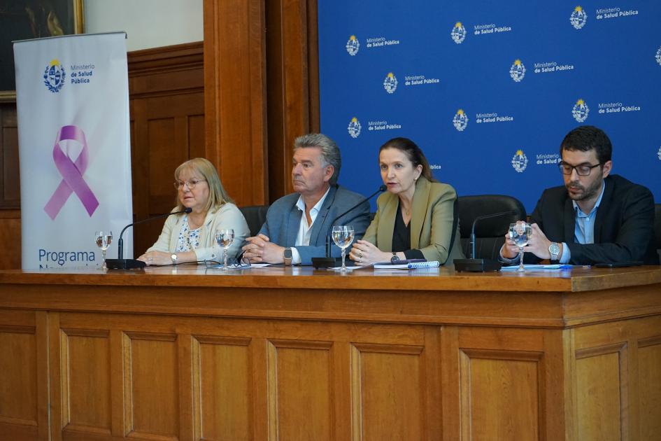 Autoridades en presentación de la campaña de prevención de cáncer de piel Autoridades de MSP, Ministerio de Ambiente e INUMET a la mesa. Habla la Ministra.
