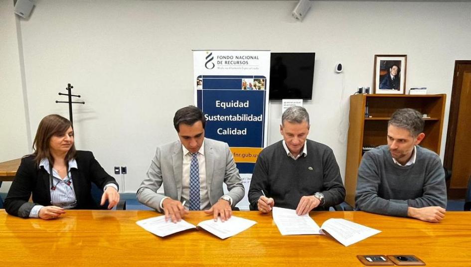 Autoridades firmando convenio Autoridades firmando convenio