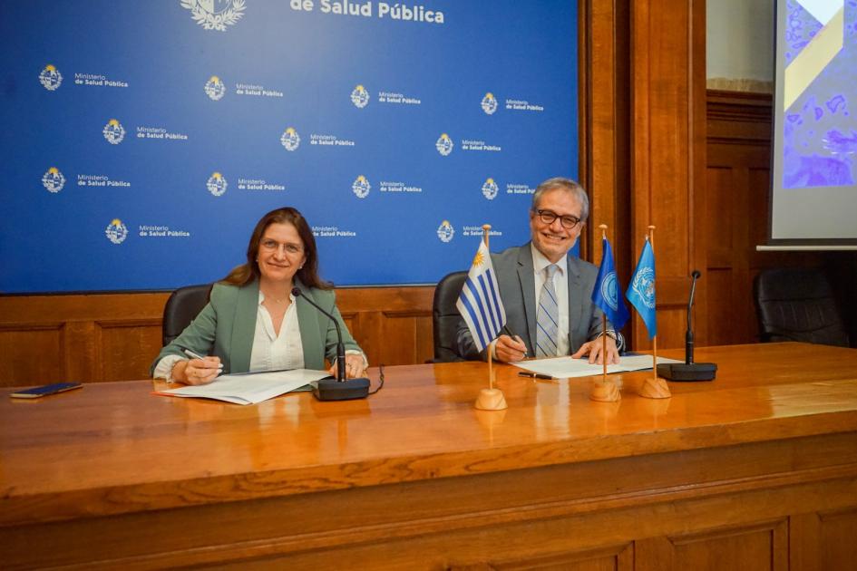 Se firmó la estrategia de cooperación país 2023–2027 entre OPS y el gobierno uruguayo Karina Rando y Hernán Montenegro firman la estrategia de cooperación