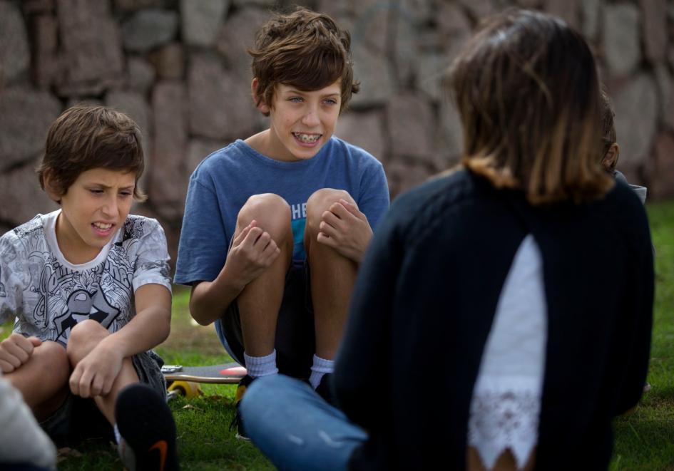 Niños juegan al aire libre Niños juegan al aire libre