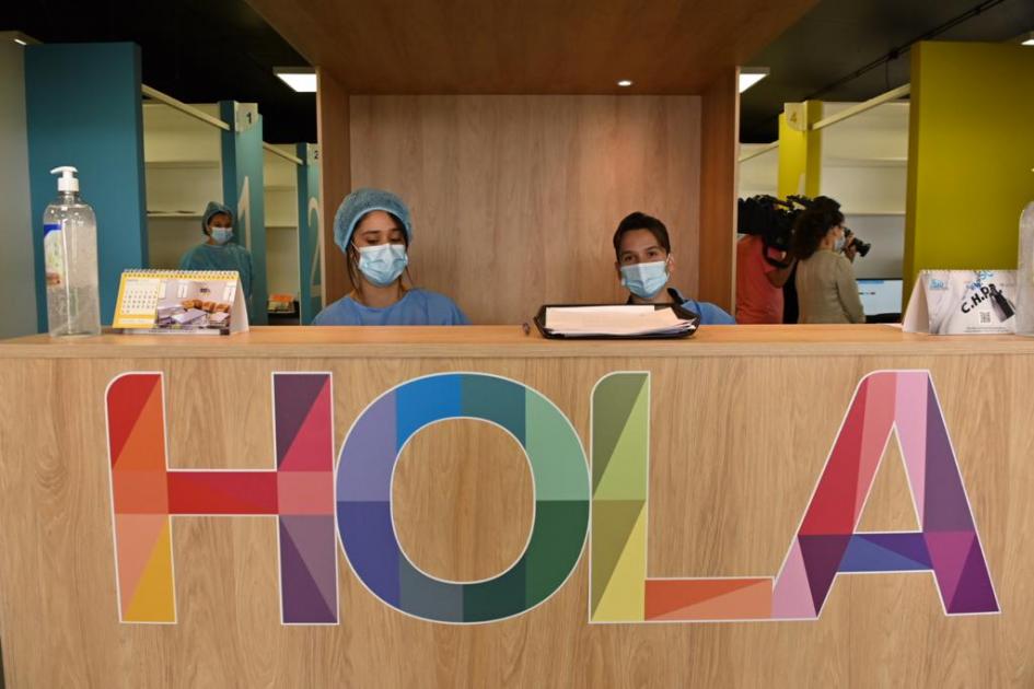 Entrada del vacunatorio con personal de salud al ingreso Entrada del vacunatorio con personal de salud al ingreso