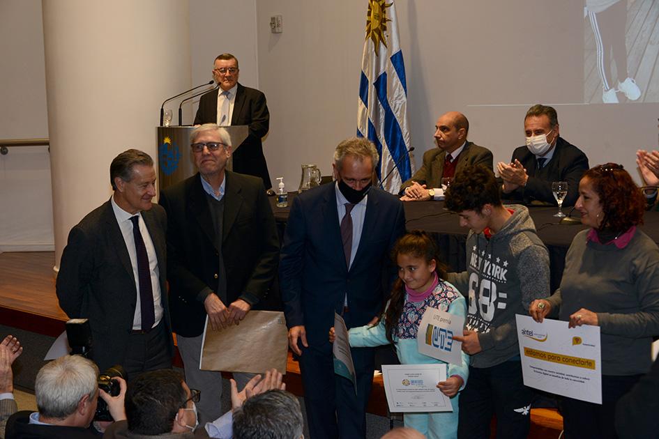 Autoridades entregando diplomas Autoridades entregando diplomas