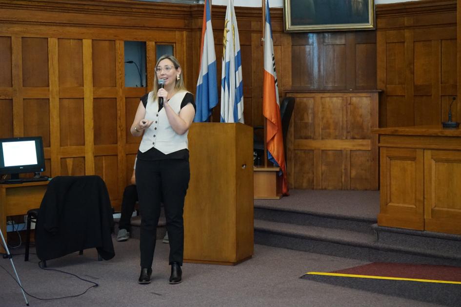 Moratorio presenta la guía Ximena Moratorio presenta la guía, de pie