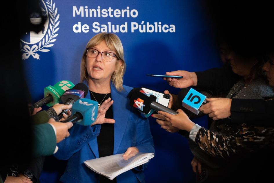 Rueda de prensa Cristina Lustemberg en rueda de prensa con fondo institucional