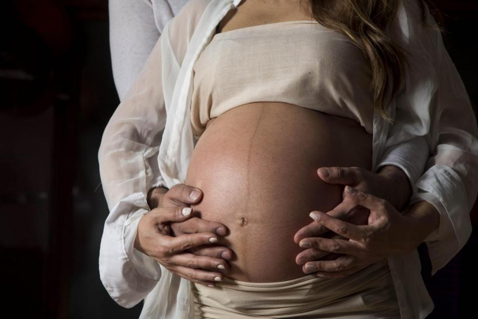 Imagen de embarazada tocando su panza Imagen de embarazada tocando su panza