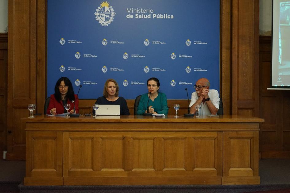 Mesa de autoridades durante la presentación del proyecto Autoridades del MSP, OPS/OMS Uruguay, UTEC y Universidad IHE Delft sentadas en mesa de autoridades