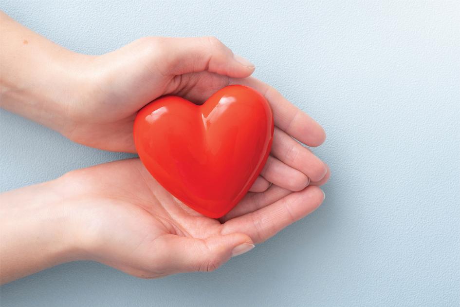 Imagen conmemorativa Forma de un corazón sobre dos manos de una persona
