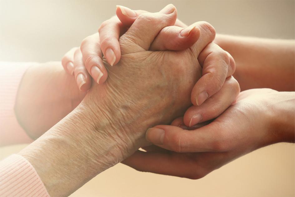 Día internacional de toma de conciencia contra el abuso y maltrato a la vejez Dos manos entrelazadas