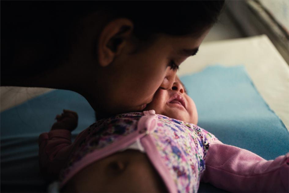 Día mundial de los defectos congénitos Mamá da beso a su bebé