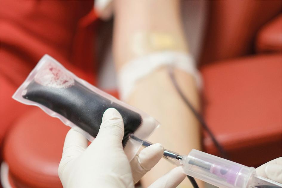 Imagen de persona donando sangre