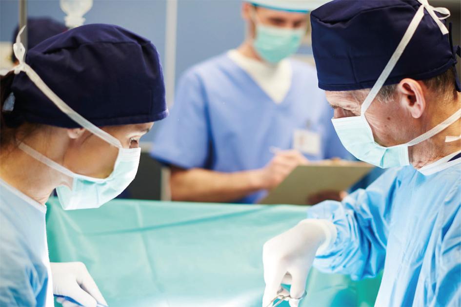 Día mundial del paciente trasplantado Cirujanos en intervención médica