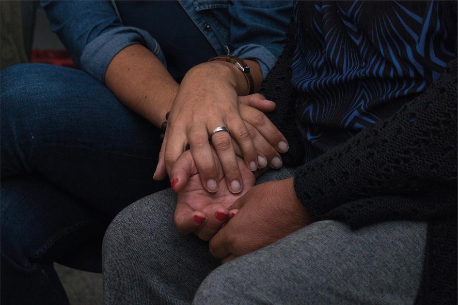Día mundial del Parkinson Una mano sostiene a otra