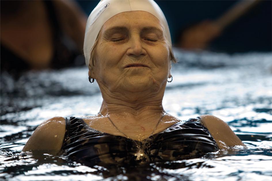 Día mundial de la rehabilitación Señora en piscina