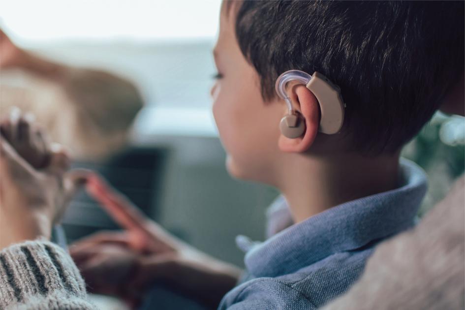 Día nacional de las personas sordas Niño con audífono en su oreja