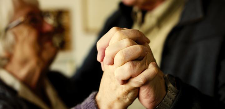 Imagen de adultos mayores bailando de la mano Imagen de adultos mayores bailando de la mano
