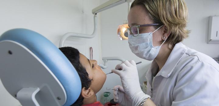 Odontóloga con paciente en consulta Odontóloga con paciente en consulta