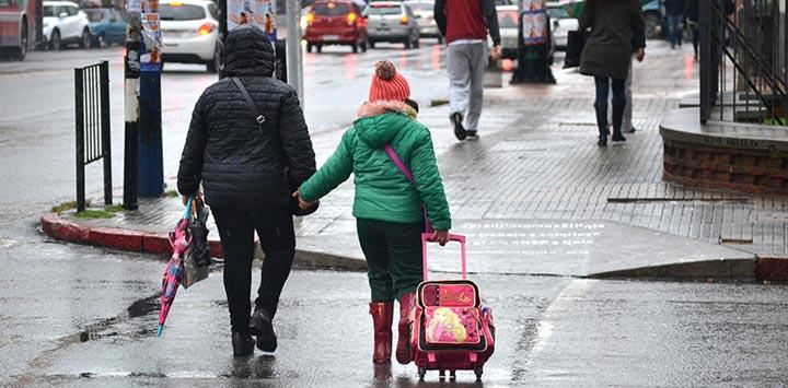 Imagen de una madre y su hija cruzando la calle Imagen de una madre y su hija cruzando la calle