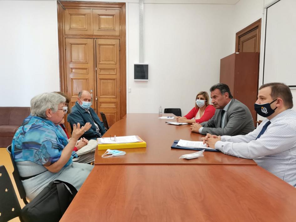 reunión autoridades con Asociación Uruguaya de Parkinson Mesa de reuniones con autoridades