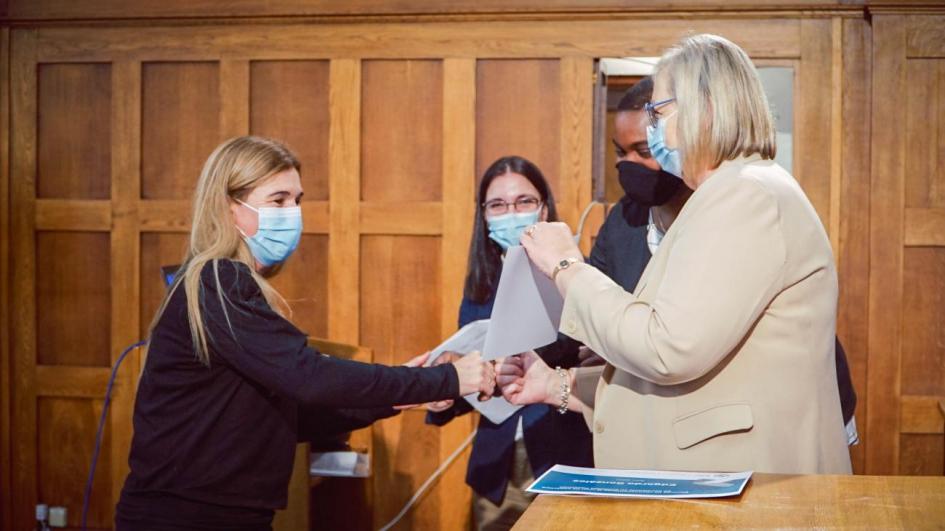 Entrega de reconocimiento a profesional de la salud Entrega de reconocimiento a profesional de la salud