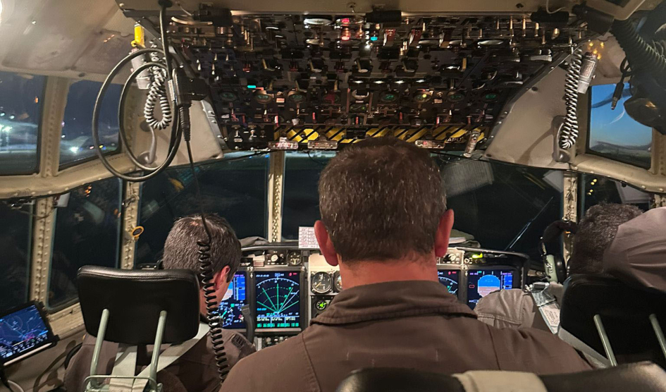 Traslado sanitario aéreo Pilotos de espaldas a cámara en cabina de un avión de la Fuerza Aérea Uruguay