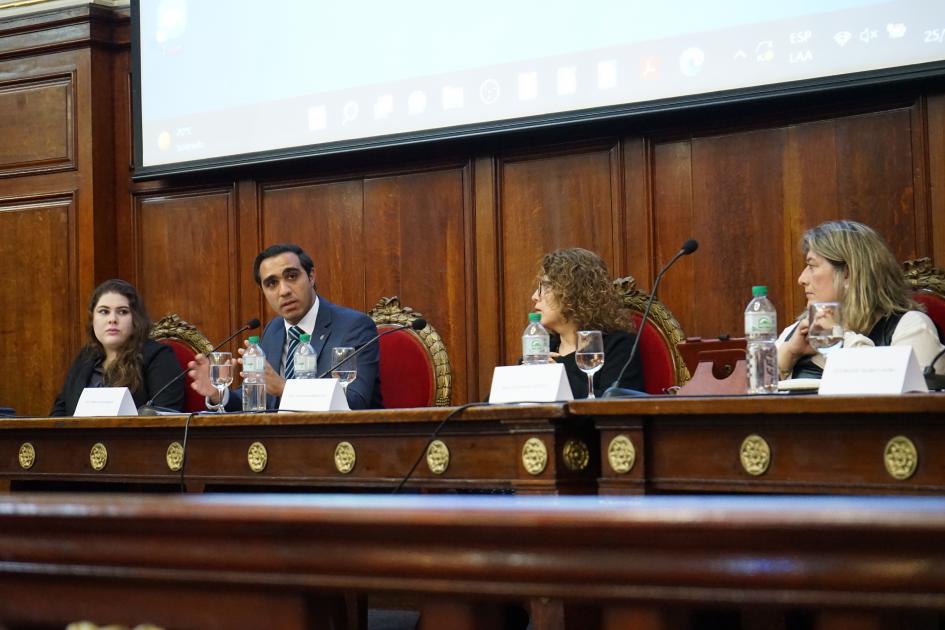 Satdjian en Paraninfo de Udelar Satdjian y expositoras en Paraninfo de Udelar