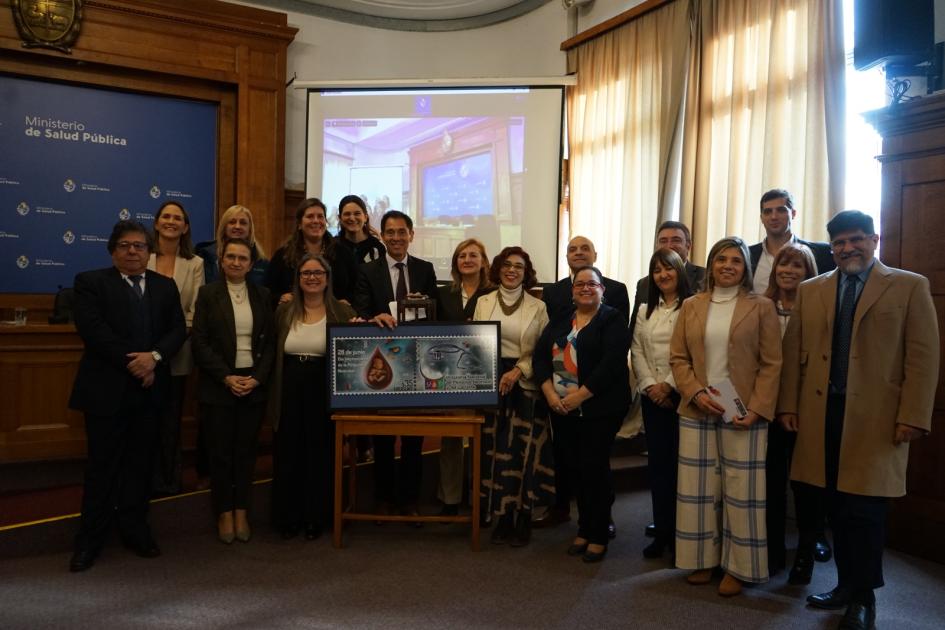 Día Internacional de la Pesquisa Neonatal Las autoridades y asistentes del evento posan junto a la gigantografía del sello conmemorativo
