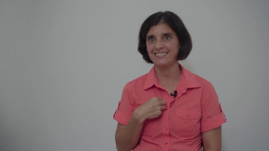 Susana Susana, madre de Santiago, sonríe