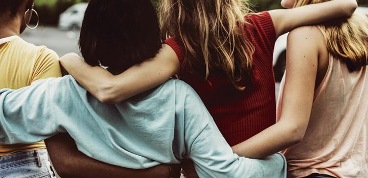 Mujeres abrazadas de espalda Mujeres abrazadas de espalda