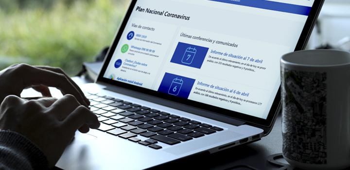 laptop con información sobre coronavirus