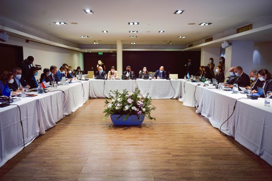 Reunión de ministros de salud del Mercosur y Estados Asociados en Uruguay Mesa con delegaciones