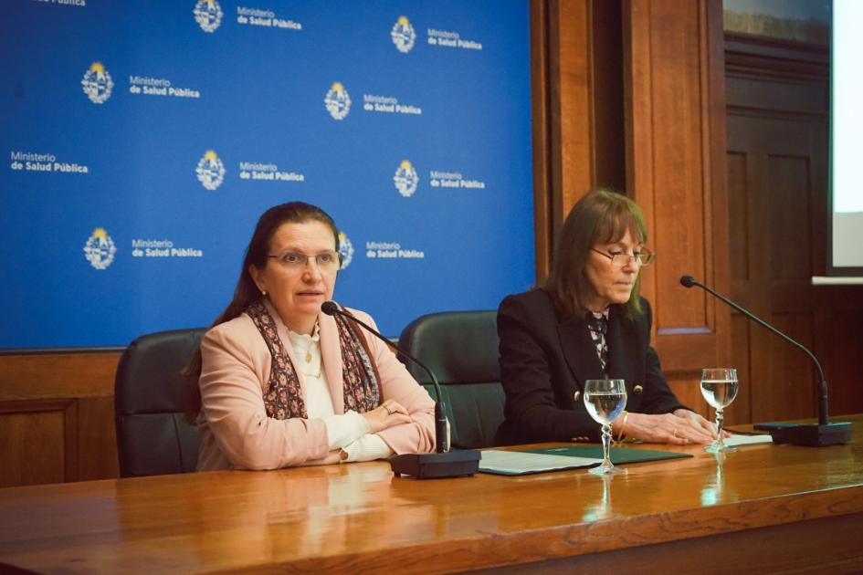 Karina Rando y Alicia Rossi Autoridades exponen, sentadas en mesa de autoridades