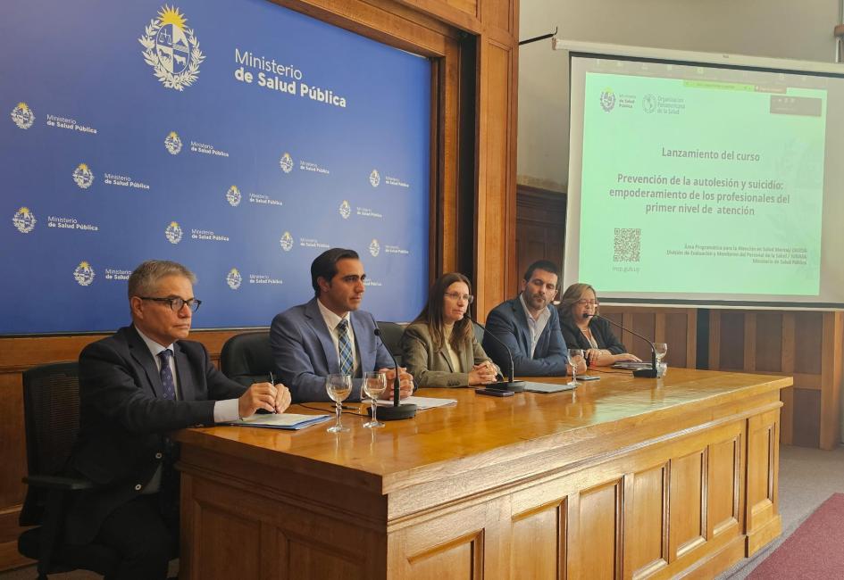 Autoridades presentando datos preliminares sobre el suicidio