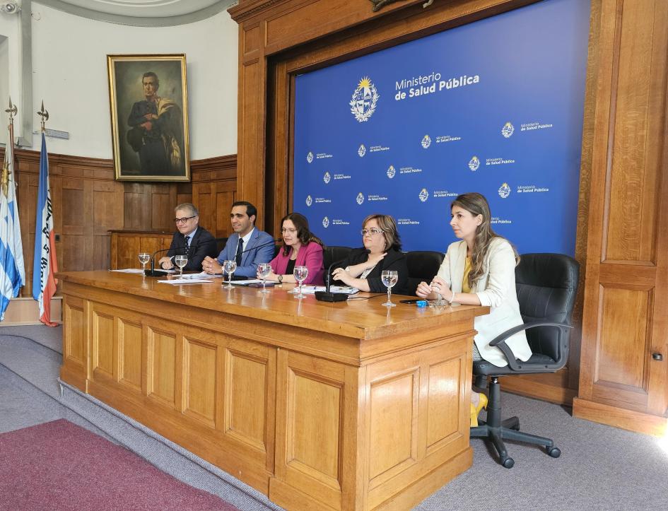 Foto de autoridades anunciando vacunación