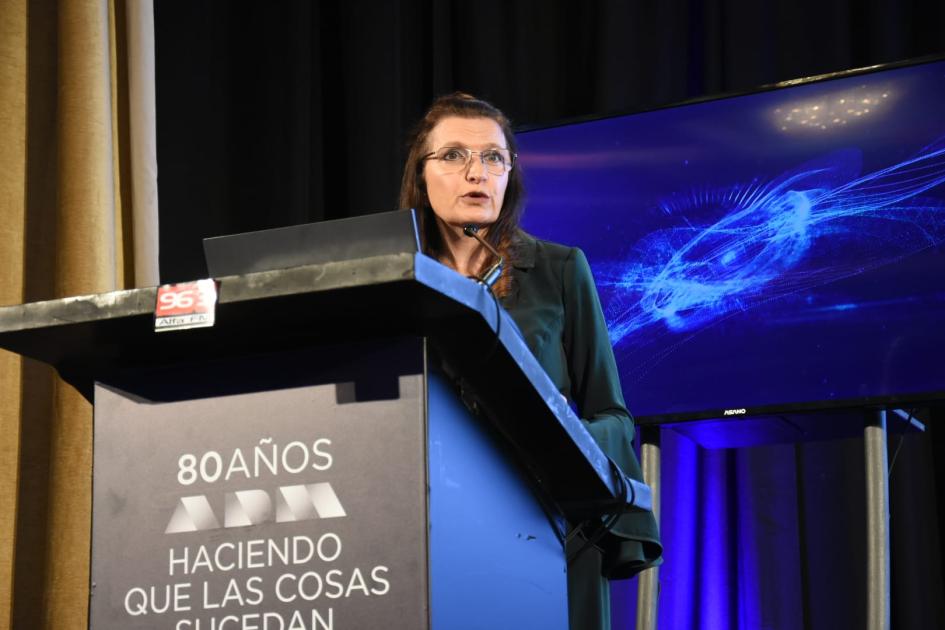 Ministra Karina Rando disertando en ADM. Fuente: ADM Ministra Karina Rando disertando en evento de ADM