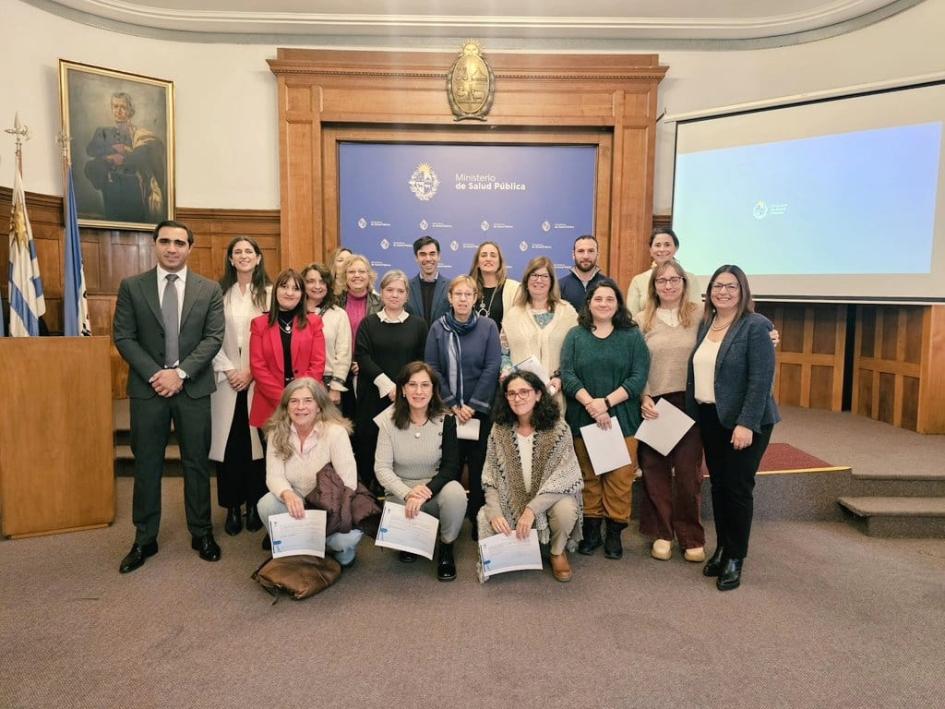 Participantes de la presentación del curso Foto grupal de los asistentes al evento, entre ellos el subsecretario Satdjian