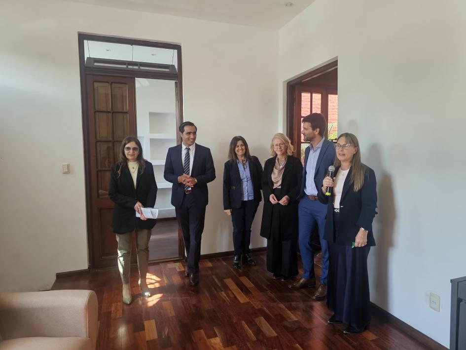 Interior de la Casa de Medio Camino Autoridades recorren una sala amplia de la casa, mientras la Directora del Centro explica