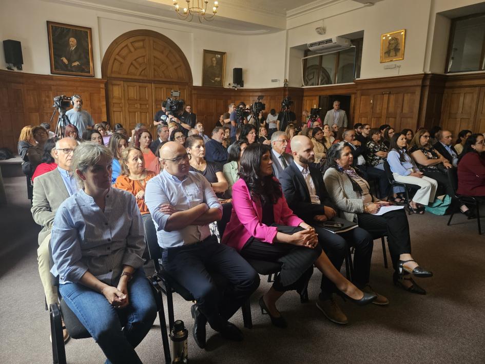 Asistentes del evento Conciencia y acción colectiva Asistentes sentados miran atentamente al frente donde están las autoridades