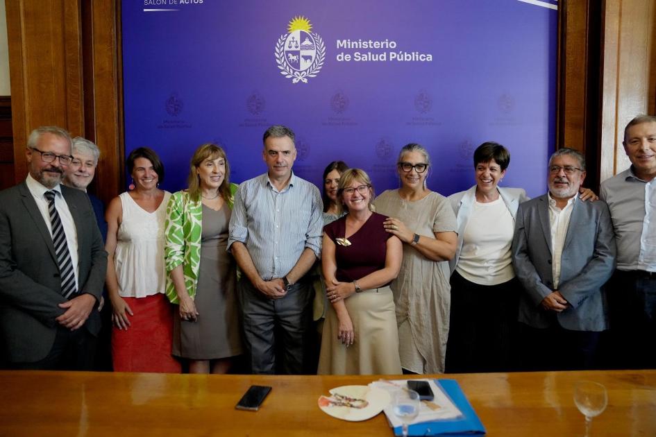 Presidente de la República junto a las nuevas autoridades del MSP Nuevas autoridades del MSP y Presidente de pie, con fondo institucional