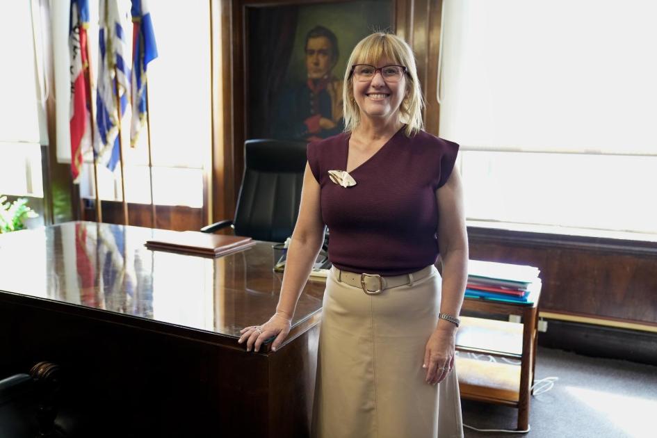 Ministra de Salud Pública en su despacho Cristina Lustemberg de pie delante del escritorio en su despacho