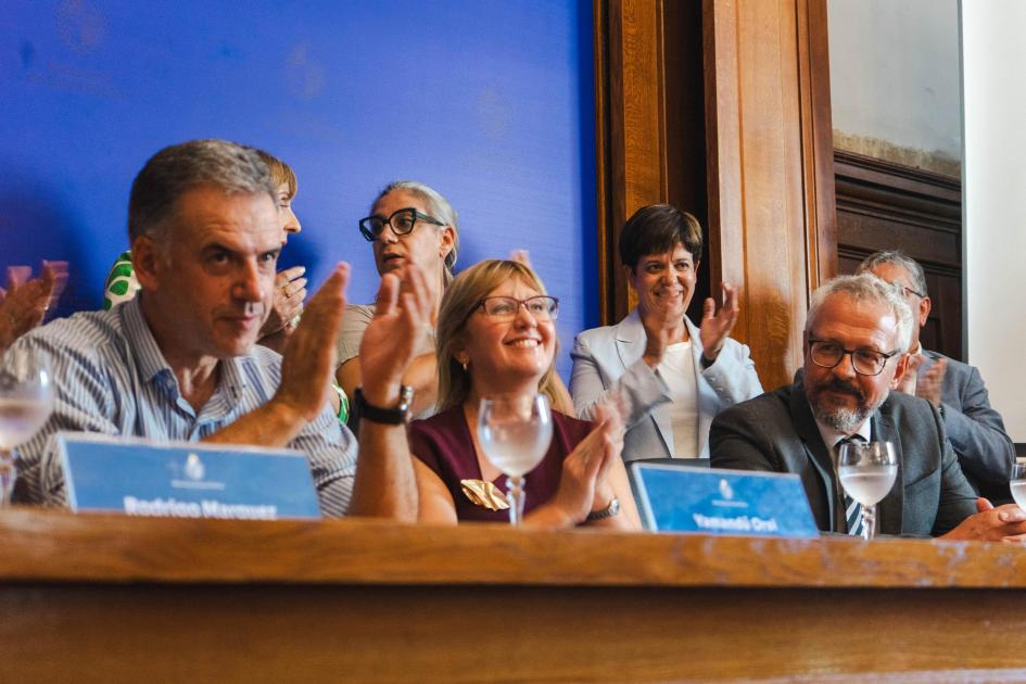 Aplauso Orsi, Lustemberg y Briozzo aplauden. Al fondo demás autoridades del gabinete ministerial