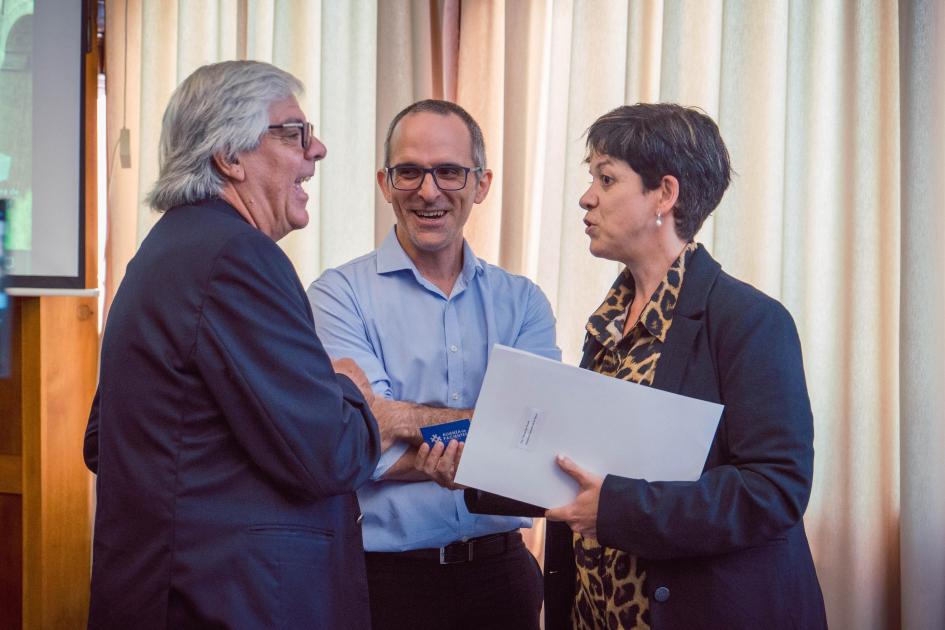 Conversación La Directora General de la Salud conversa con dos hombres de forma animada