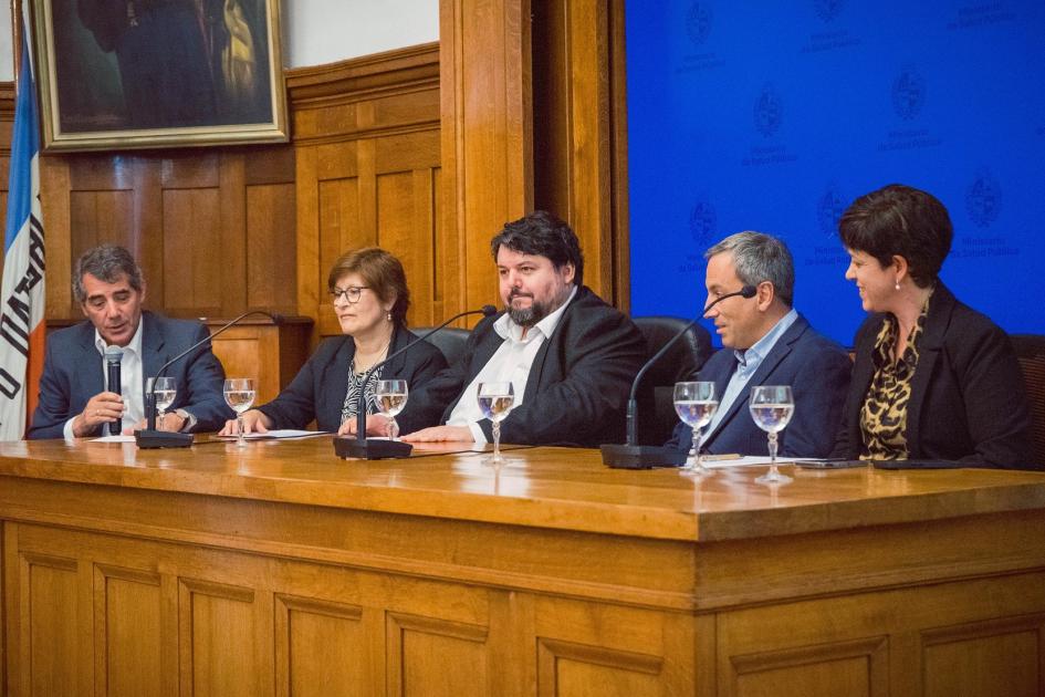 Palabras del Dr. Alejandro Ferreiro El Dr. Ferreiro habla al micrófono. Demás miembros de la mesa de autoridades lo miran sonrientes