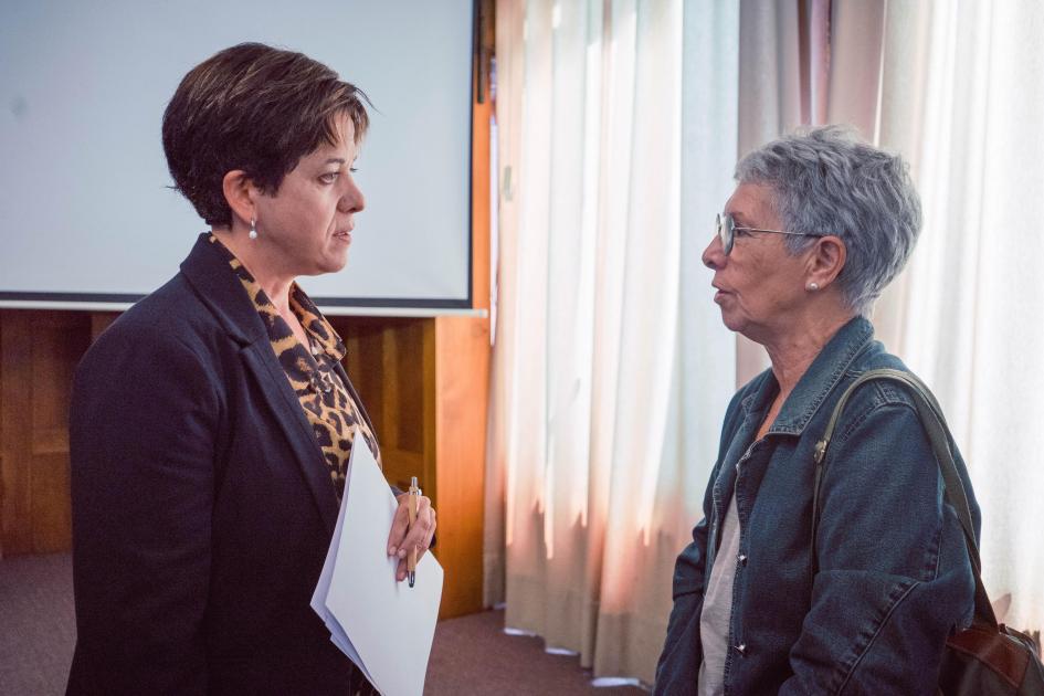 Conversación La Directora General de la Salud conversa con una mujer