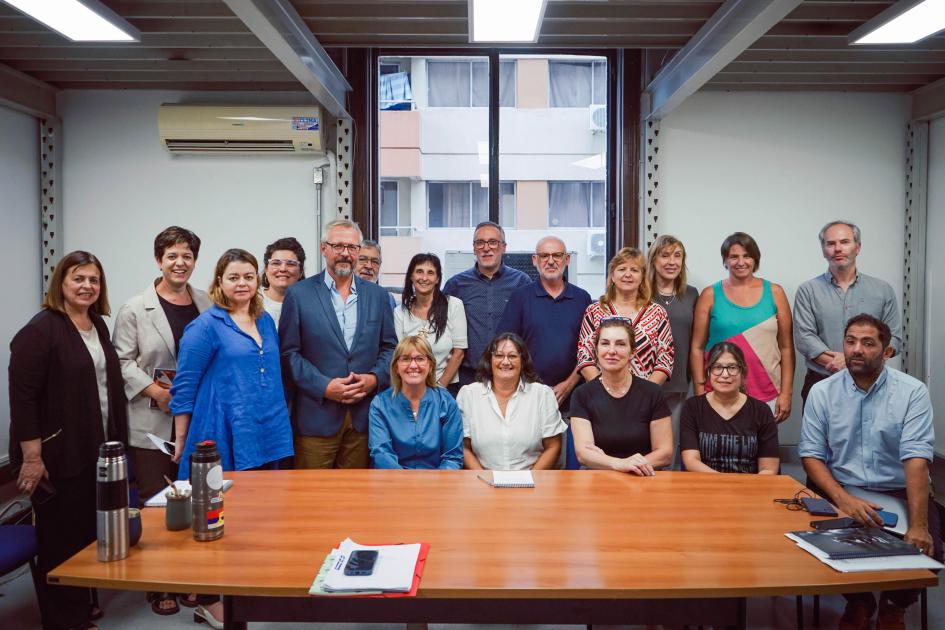 Reunión con la DDS de Montevideo Foto grupal de autoridades ministeriales junto a los funcionarios de la DDS en sala de reuniones