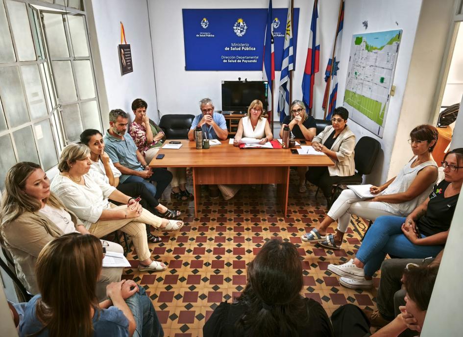 Reunión con funcionarios de DDS Paysandú Autoridades del MSP y funcionarios sentados en ronda, en una sala de la DDS