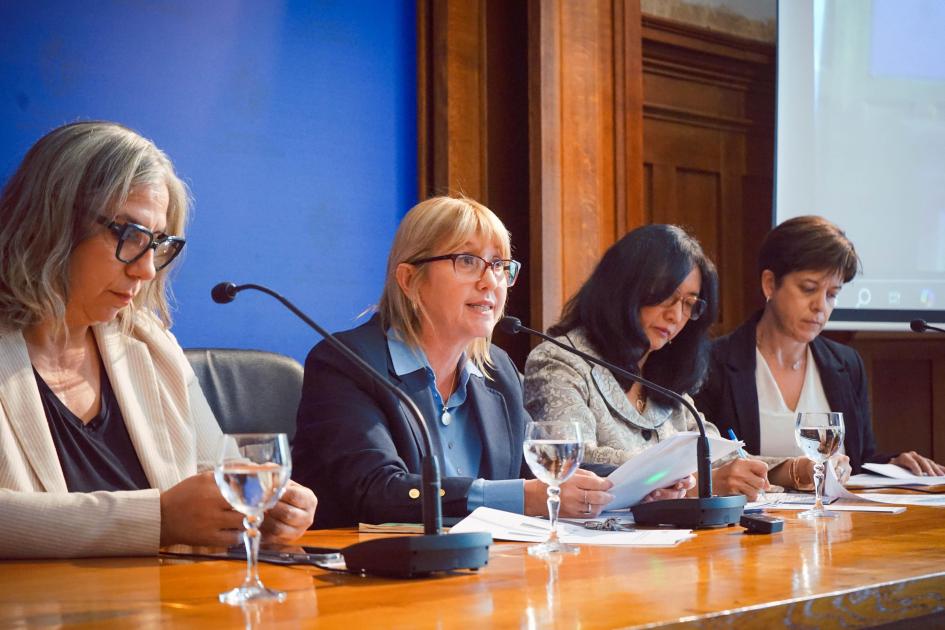 Evento por el Día mundial de la salud Ministra habla al micrófono, a su lado directora de digesa, digecoor y representante de ops