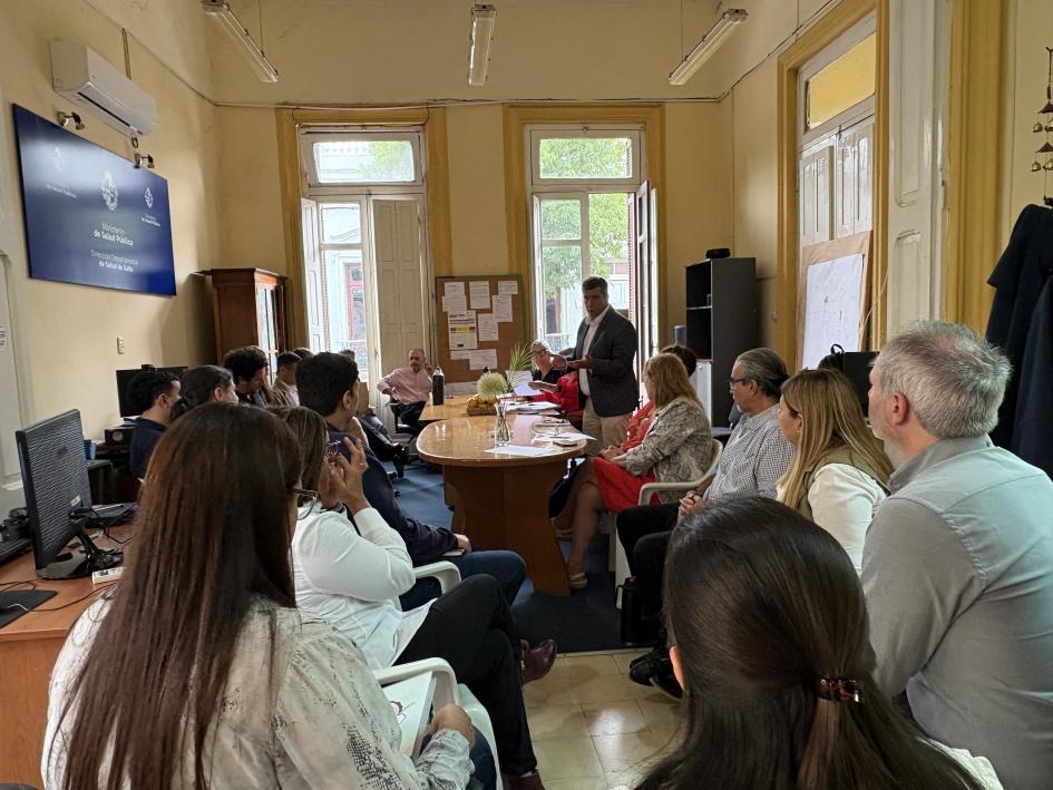 Autoridades y funcionarios reunidos sentados alrededor de la mesa