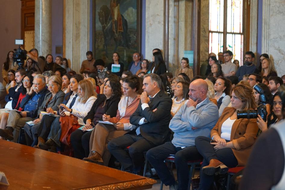 Asistentes sentados en filas, entre ellos el Presidente Yamandú Orsi