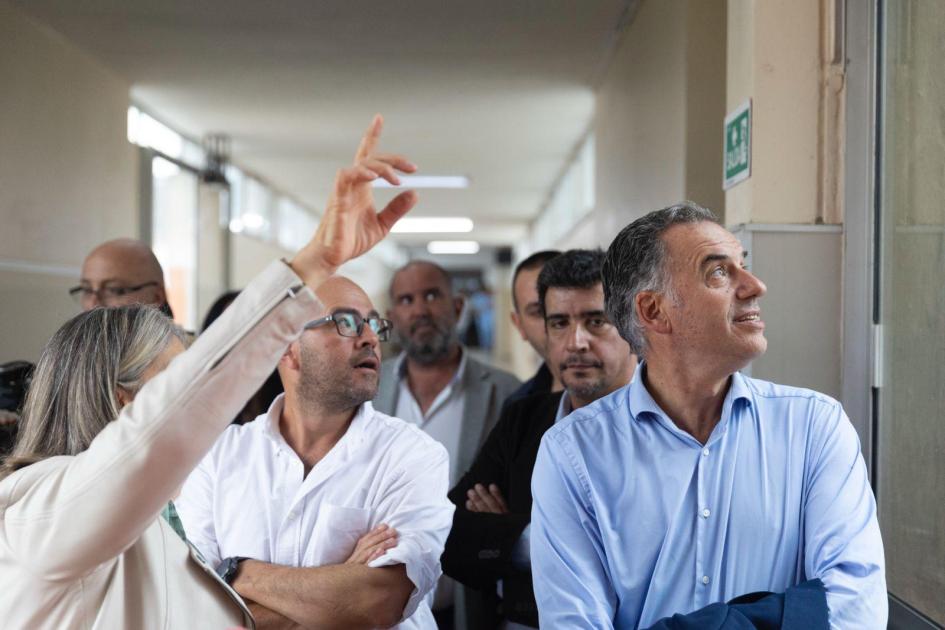 Visita al Hospital de Salto Presidente Orsi y Presidente de ASSE recorren pasillo del Hospital, acompañados por más funcionarios