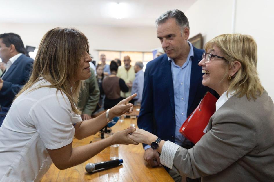 Presidente y Ministra saludan a funcionaria del Hospital Funcionaria toma la mano de la Ministra, ambas sonríen. A su lado también saluda el Presidente.
